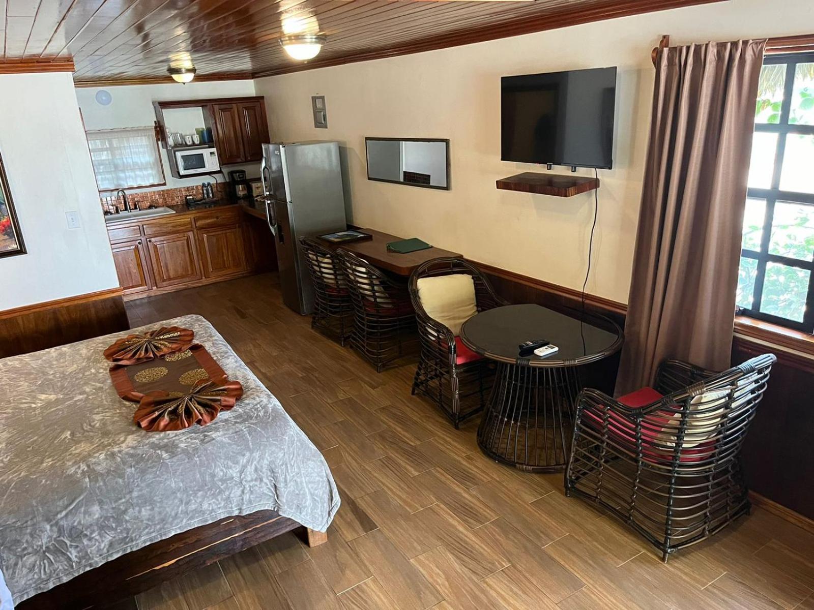 Captain Morgan'S Retreat San Pedro  Ngoại thất bức ảnh
